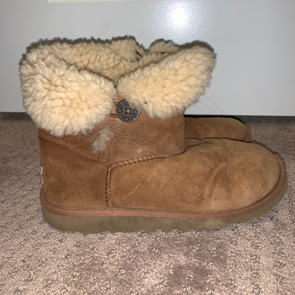 UGG Bailey Button in Chestnut